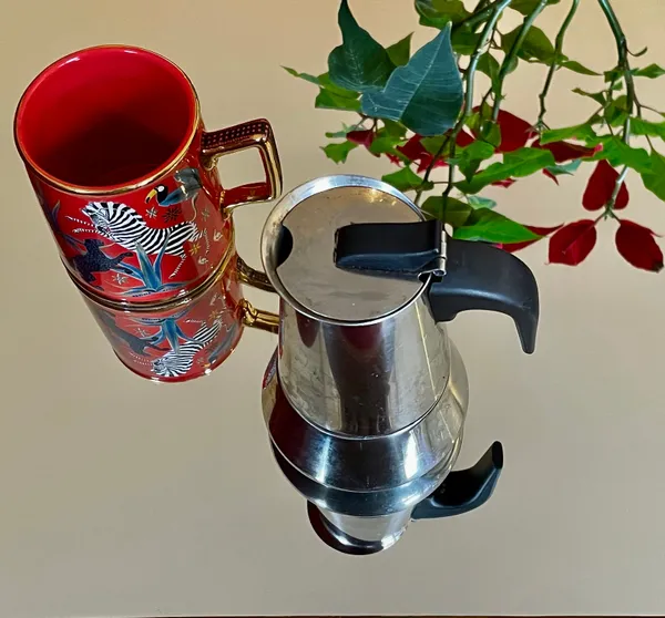 Cafetière and coral red cup.